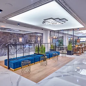 Gran Luna De Otel
